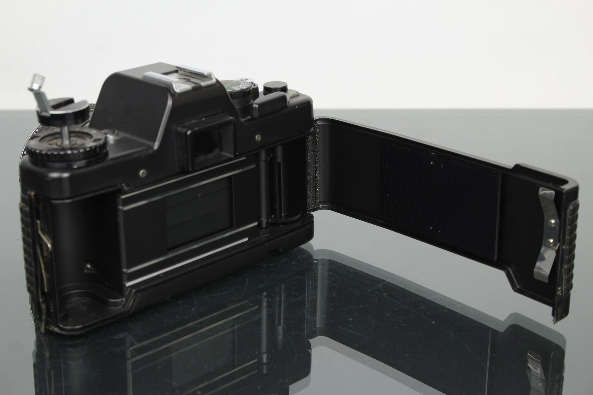 Praktica B200 electronic + Prakticar 50mm 1.8 lens - Dutch|Thrift