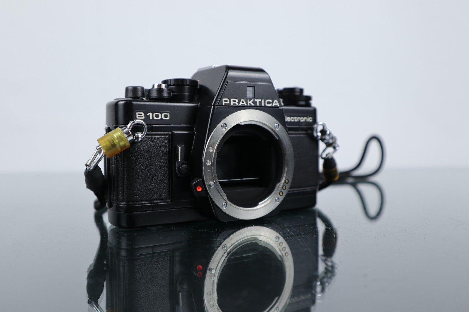 📷 Praktica Electronic B100 | 35mm SLR Film Camera | Body Only - Dutch|Thrift