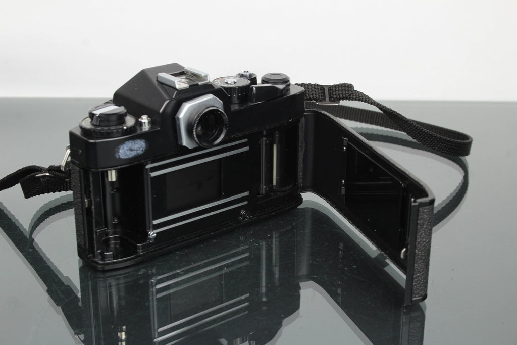 Ricoh KR - 5 Super + XR Rikenon 55mm f/2.2 lens - Dutch|Thrift