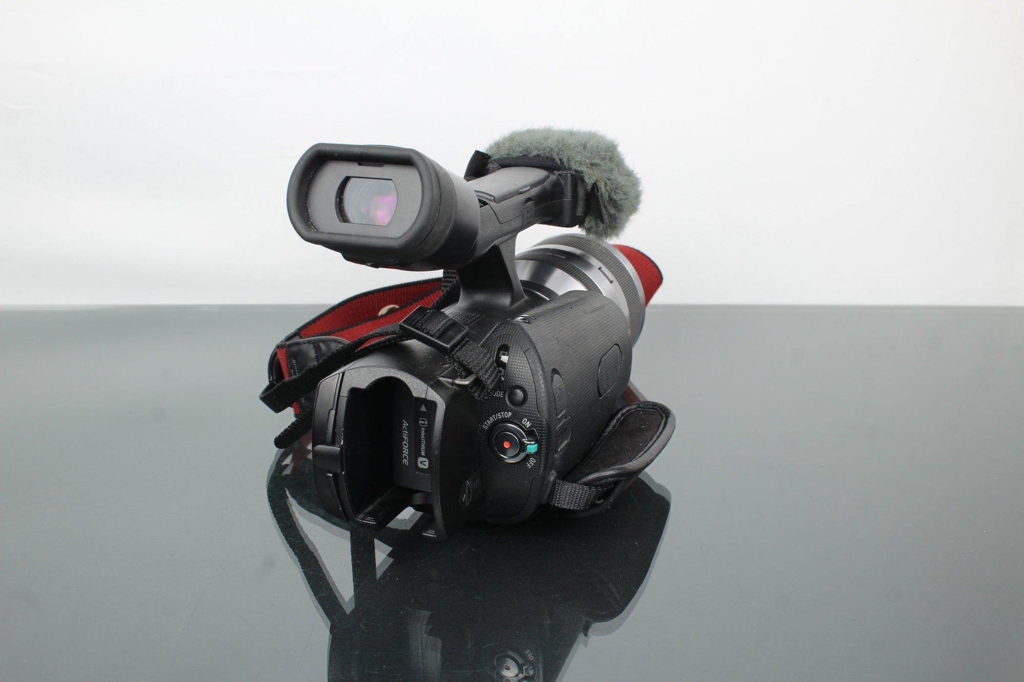 Sony Handycam NEX - VG10E + Sony lens SEL18200 3.5 - 6.3/18 - 200 - Dutch|Thrift