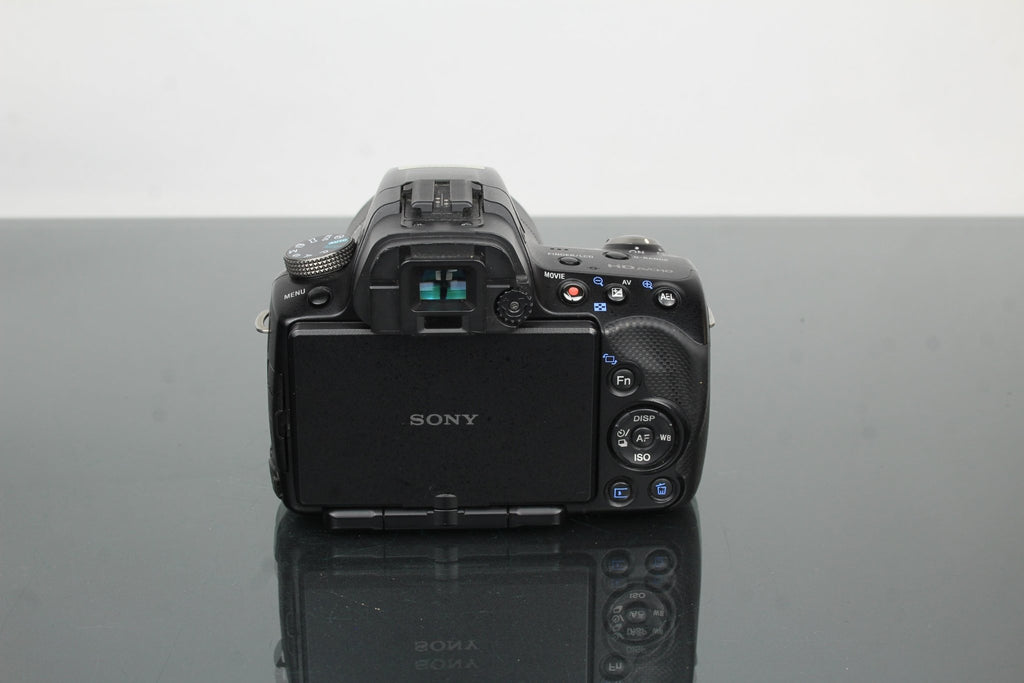Sony SLT A33 + Sony DT 3.5 - 5.6/18 - 55 Lens - Dutch|Thrift