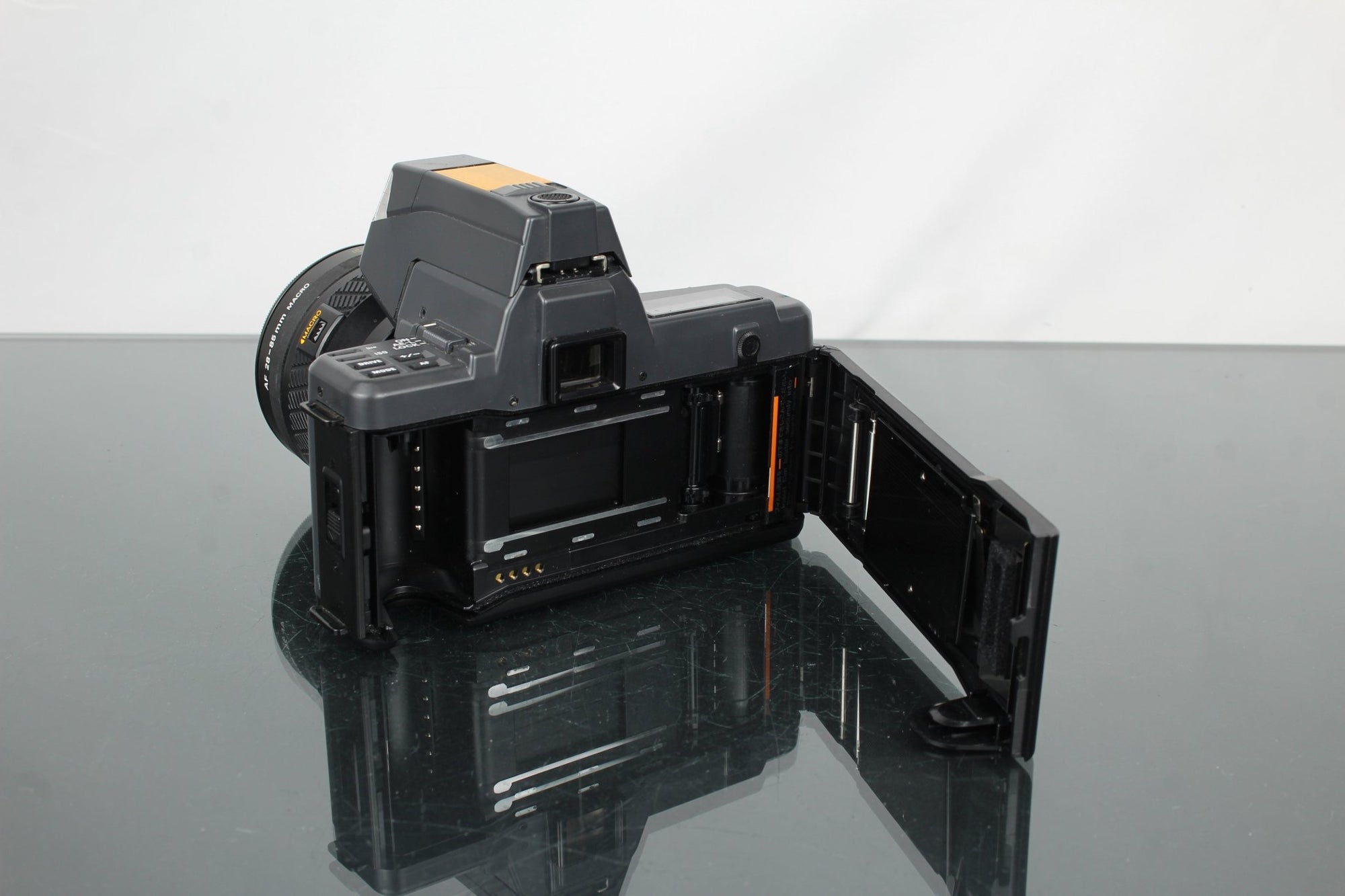 Yashica 230 - AF + Yashica AF 28 - 85mm 1:3.5 - 4.5 - Dutch|Thrift