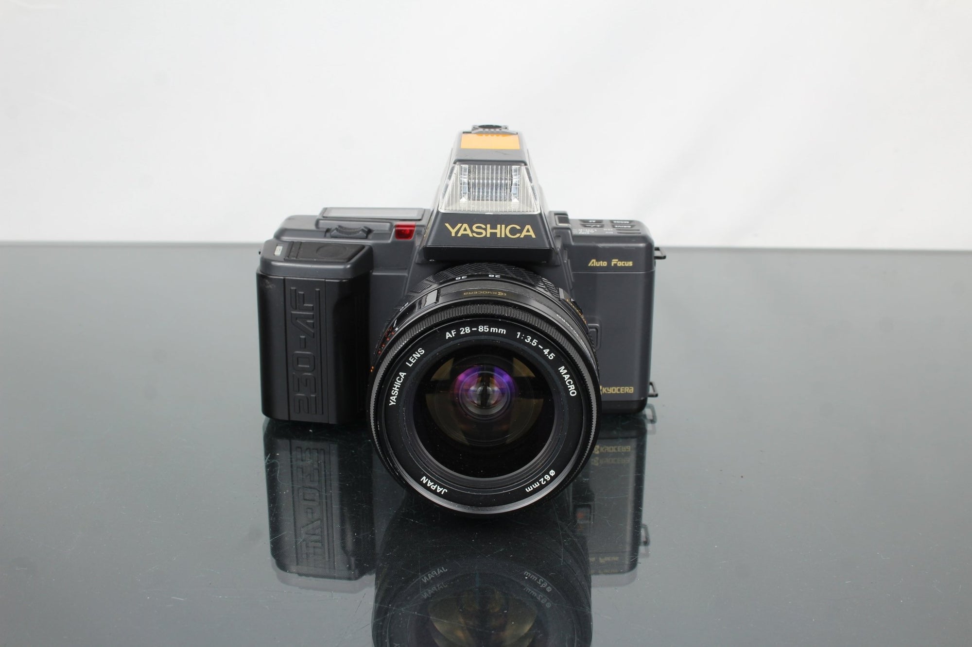 Yashica 230 - AF + Yashica AF 28 - 85mm 1:3.5 - 4.5 - Dutch|Thrift