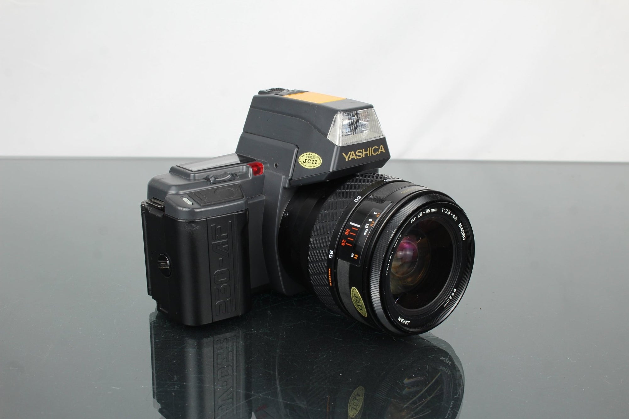 Yashica 230 - AF + Yashica AF 28 - 85mm 1:3.5 - 4.5 - Dutch|Thrift