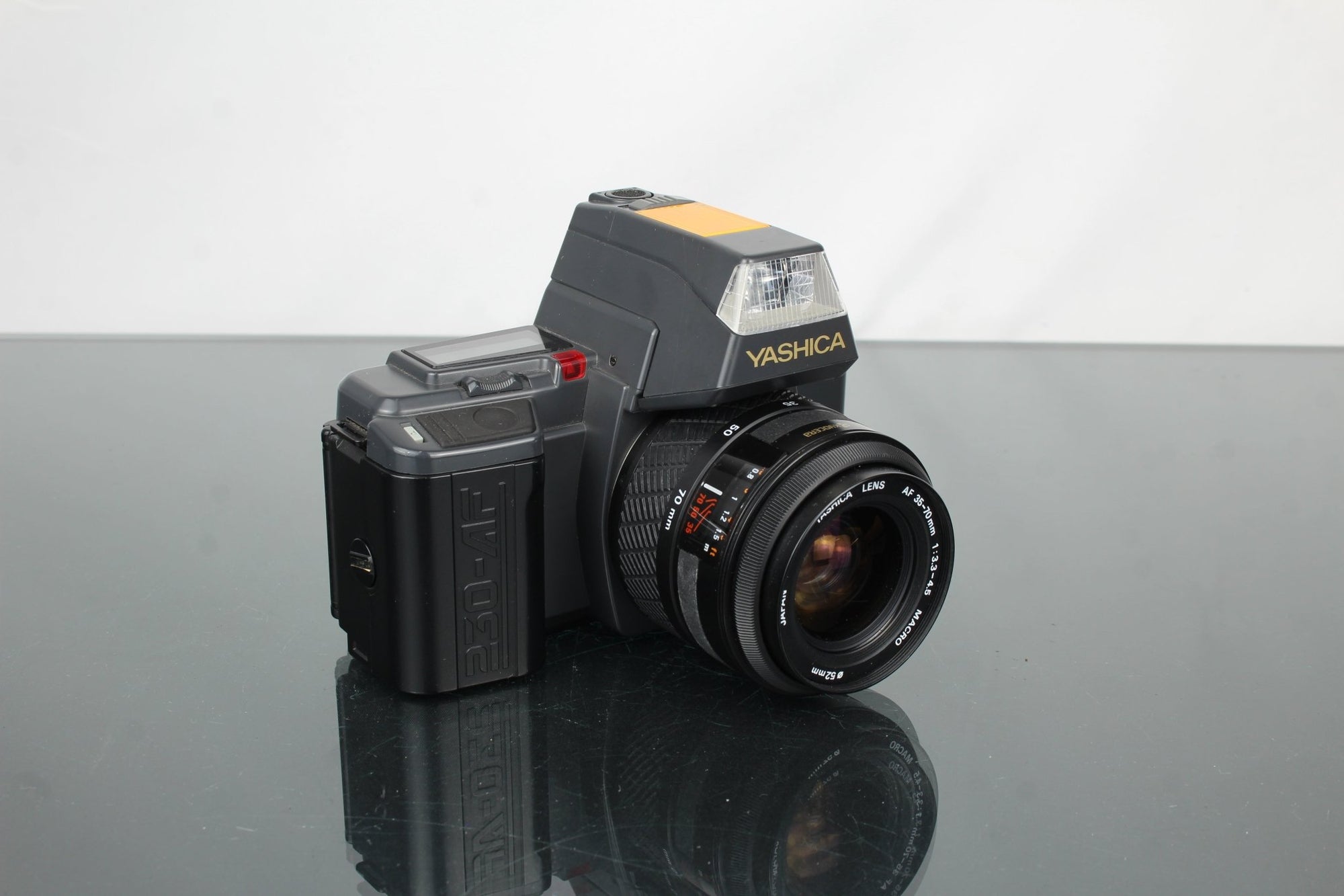 Yashica 230 - AF + Yashica AF 35 - 70mm 1:3.3 - 4.5 - Dutch|Thrift