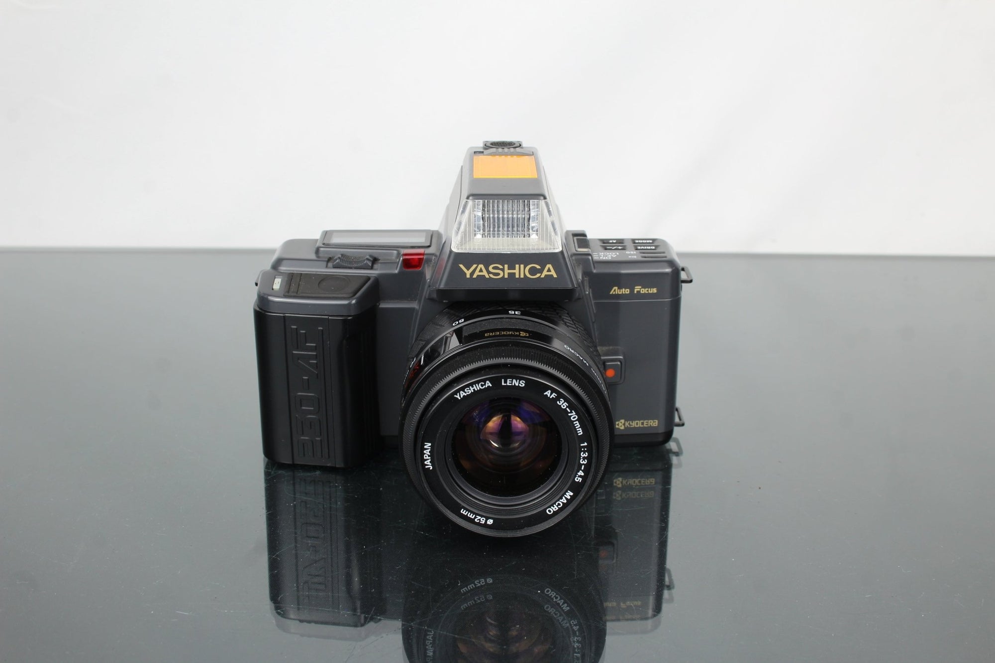 Yashica 230 - AF + Yashica AF 35 - 70mm 1:3.3 - 4.5 - Dutch|Thrift