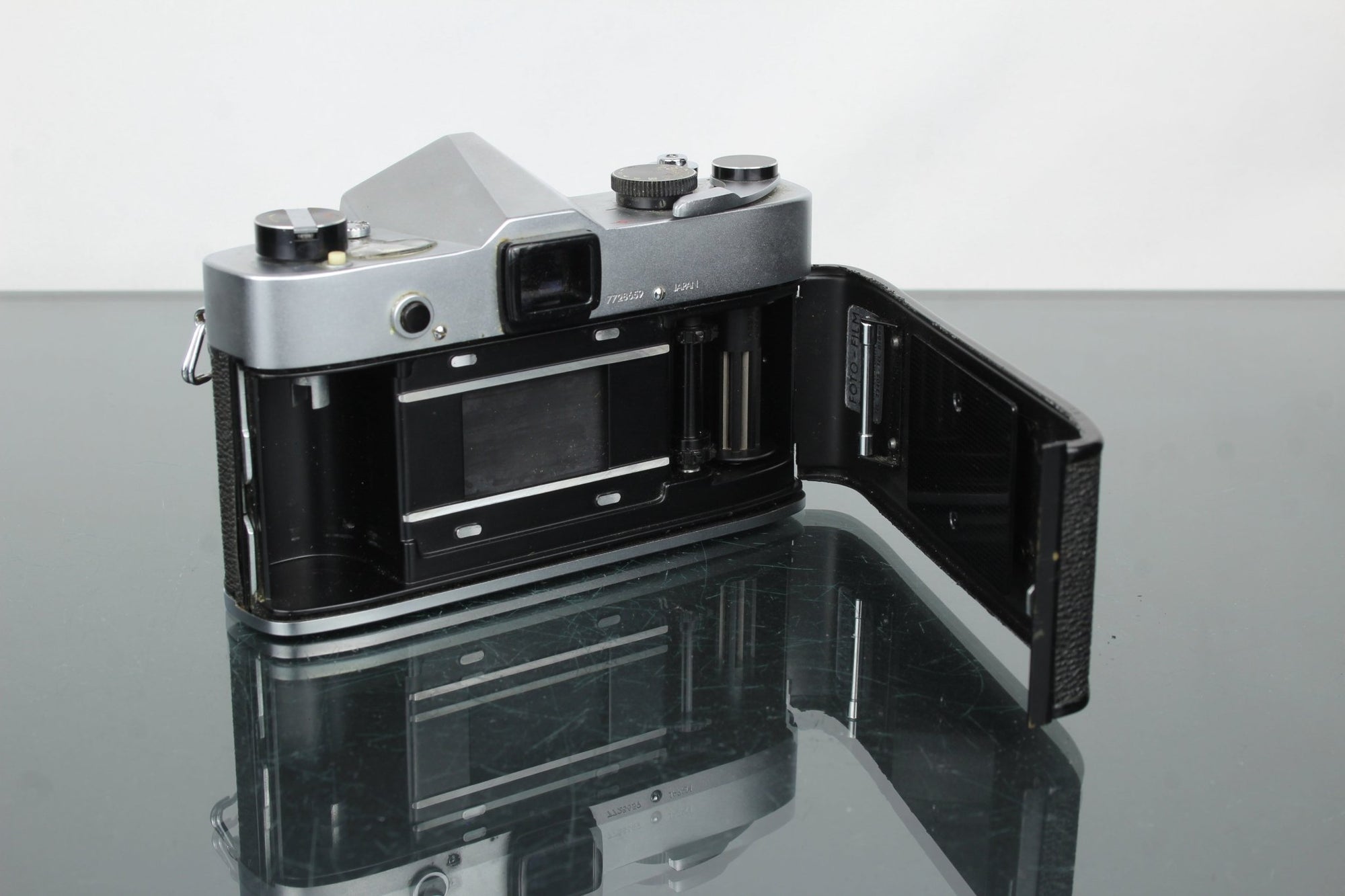 Yashica J - 7 + Yashinon - DX 1:1.7 50mm - Dutch|Thrift