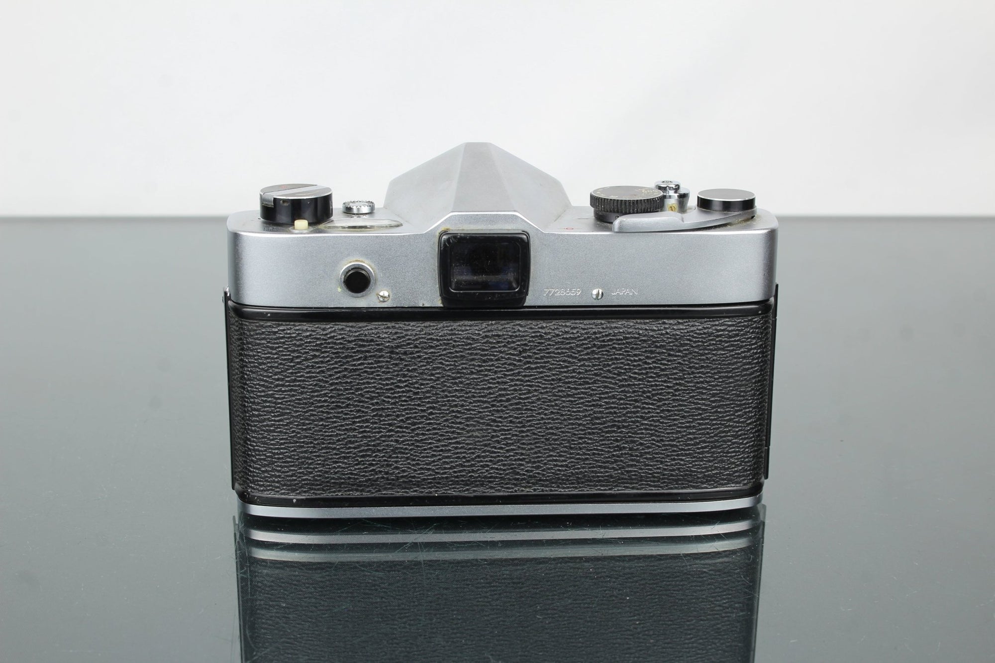 Yashica J - 7 + Yashinon - DX 1:1.7 50mm - Dutch|Thrift