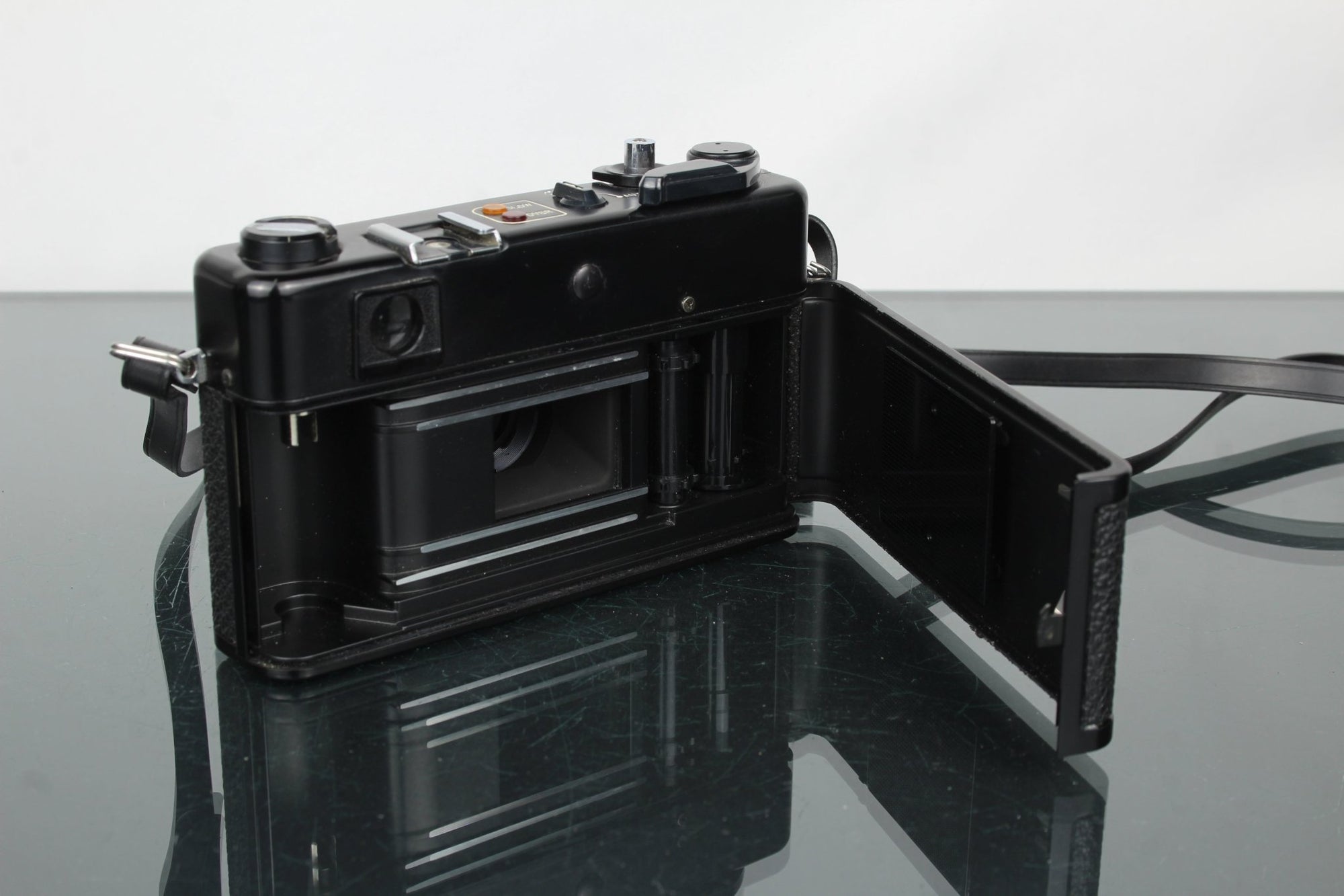 Yashica MG - 1 - Dutch|Thrift