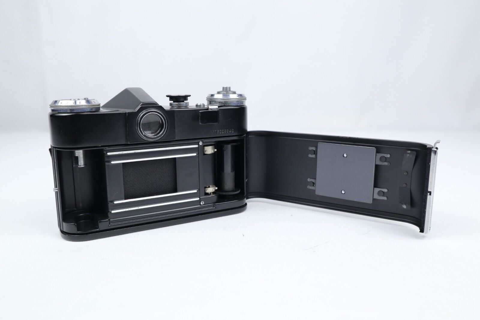 Zenit E | 35mm SLR Film Camera | Body Only - Dutch|Thrift